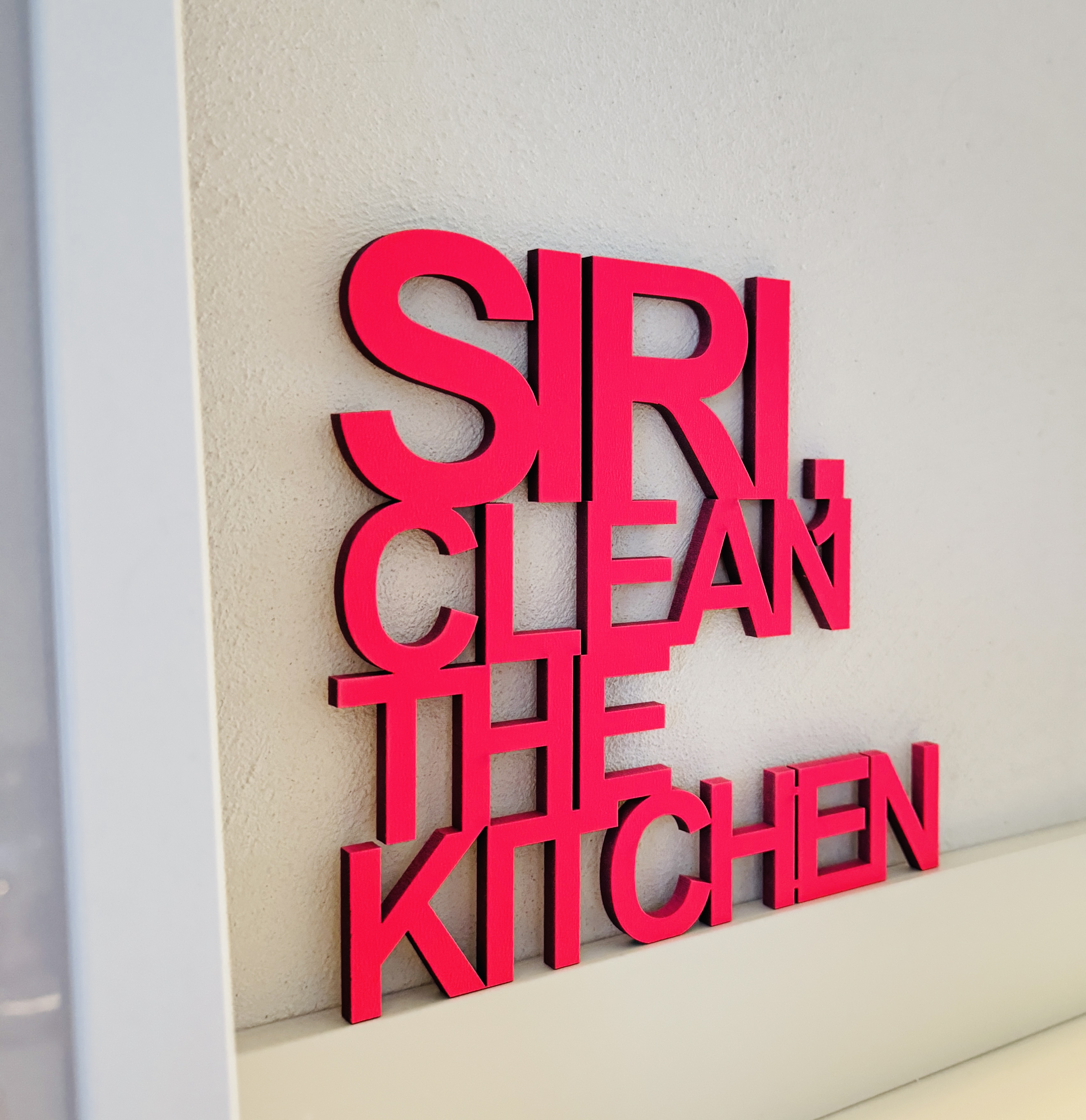 Schriftzug "SIRI, CLEAN THE KITCHEN"