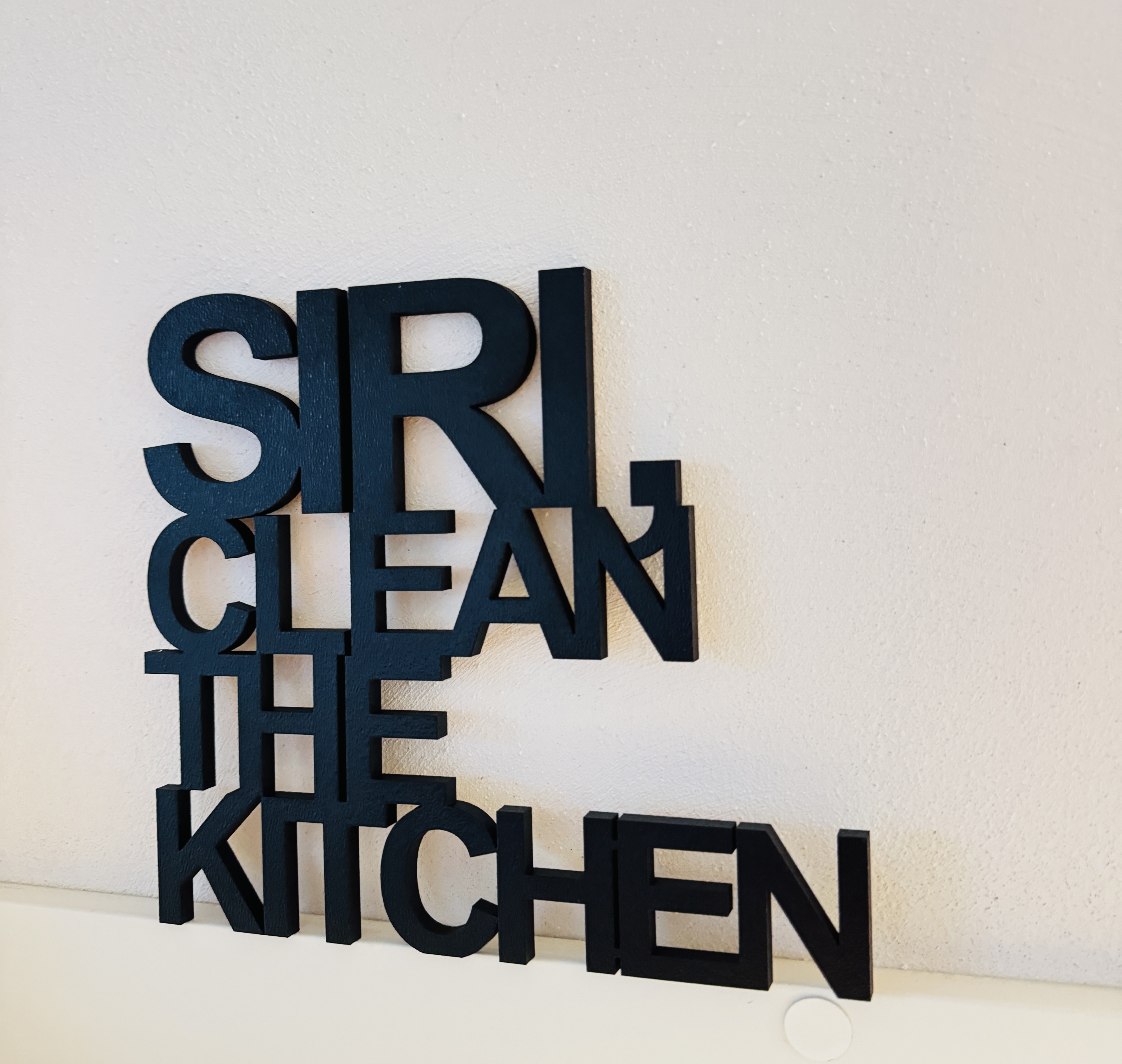 Schriftzug "SIRI, CLEAN THE KITCHEN"