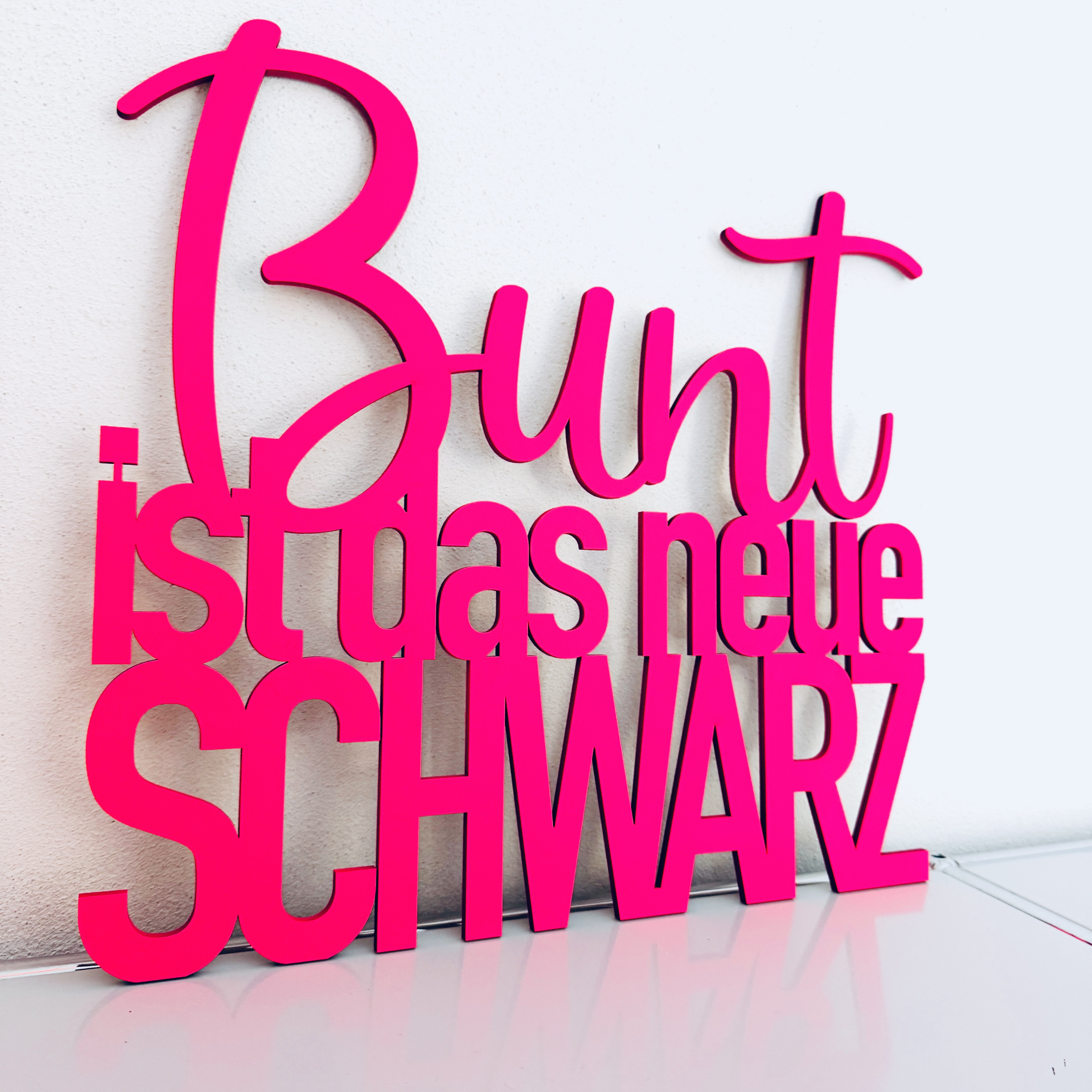 Schriftzug "Bunt ist das neue SCHWARZ"
