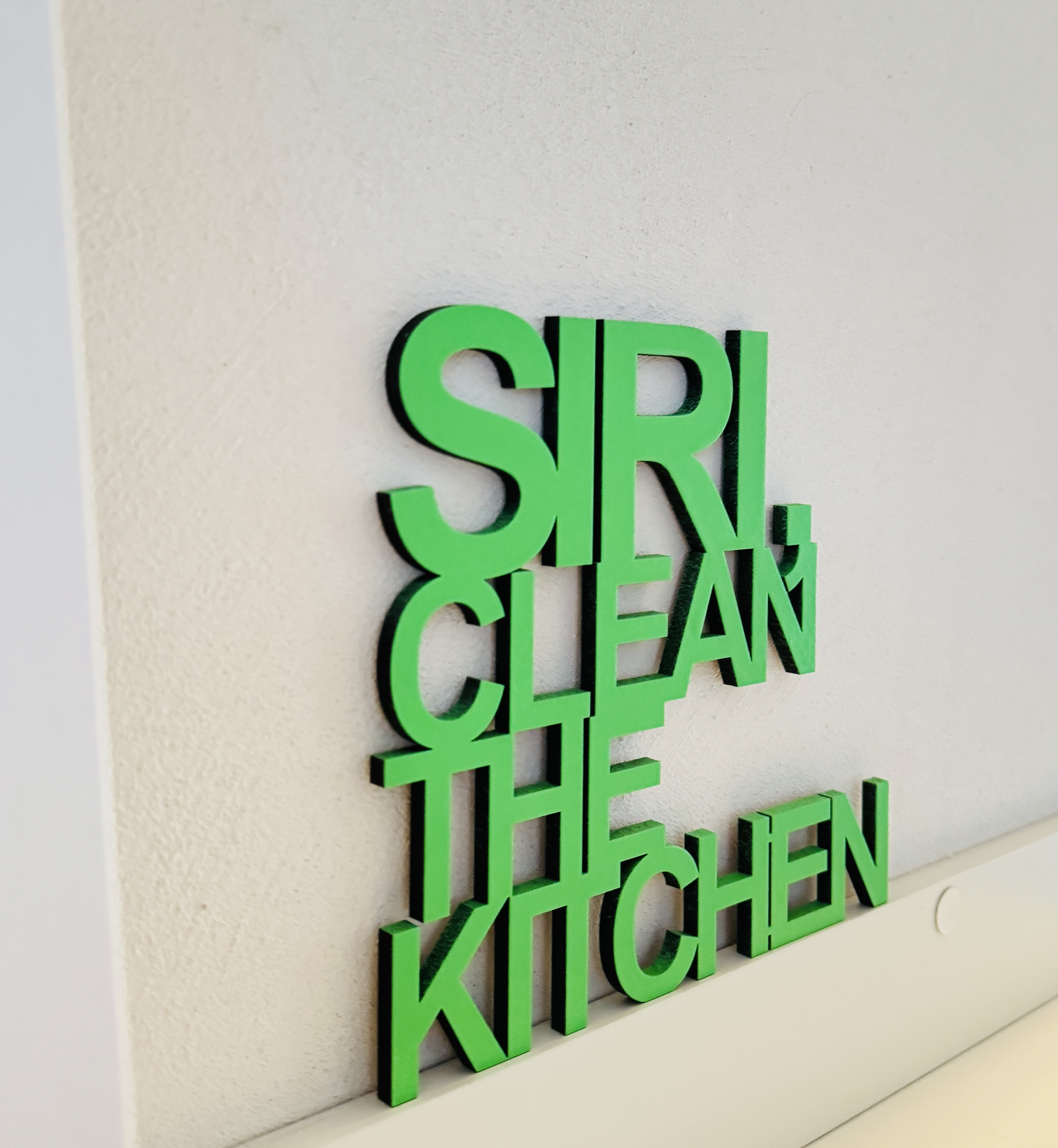 Schriftzug "SIRI, CLEAN THE KITCHEN"