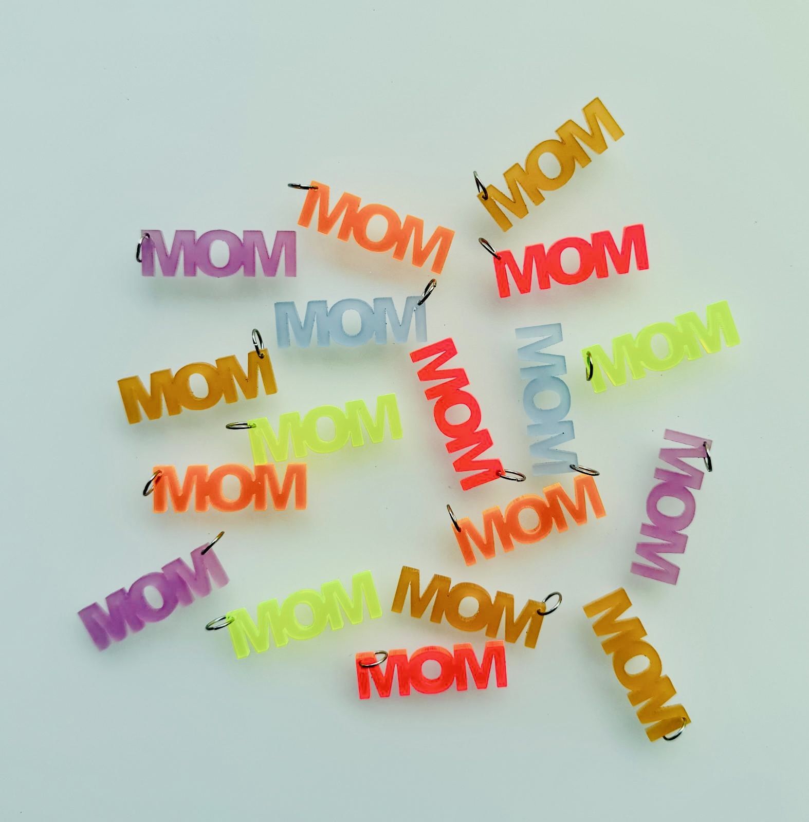Acryl Anhänger "MOM"