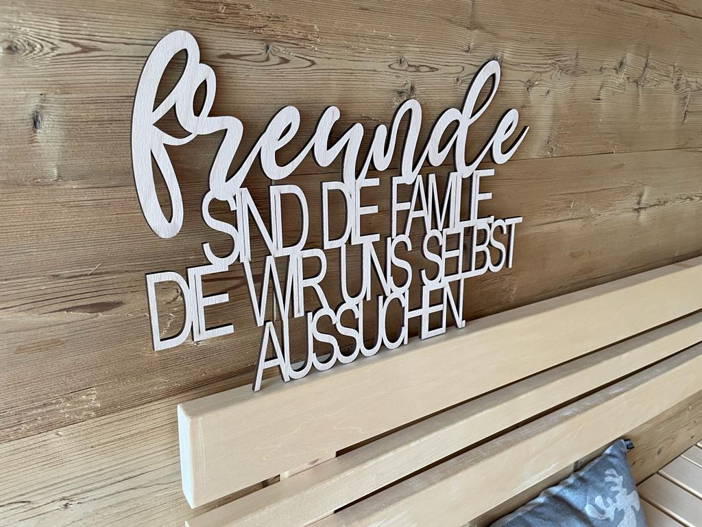 Schriftzug Freunde sind die Familie zum aussuchen